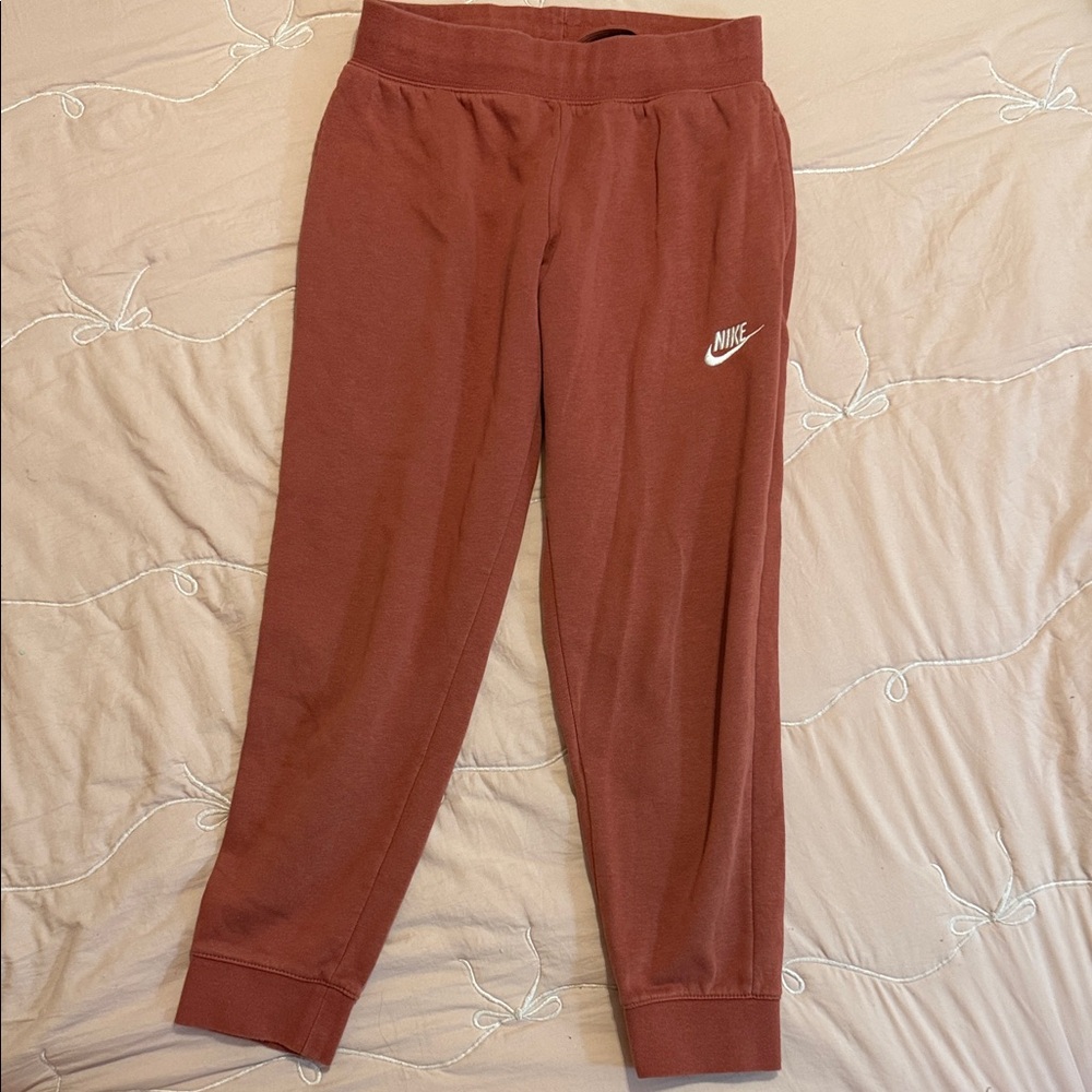Nike Kids Rust Brown Jogger Sweatpants with White Logo